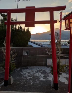 興玉・玉之森稲荷社の鳥居越しに望む初日の出