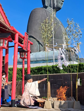 興玉・玉之森稲荷社の火炊祭で、神職が火を焚いて祭儀を執り行う様子